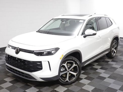 New 2026 Volkswagen Tiguan SE w/ Panoramic Sunroof Package image 2