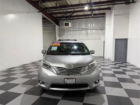 Used 2017 Toyota Sienna Limited Premium image 3