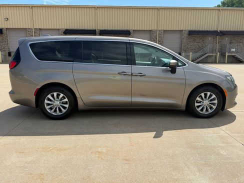 Used 2017 Chrysler Pacifica Touring w/ Tire & Wheel Group FWD image 6