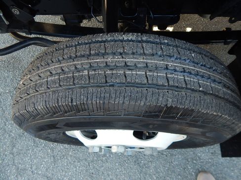 Used 2023 Isuzu NPR image 28