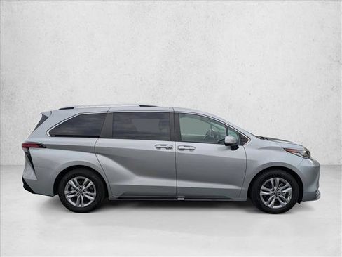 Certified 2022 Toyota Sienna Limited image 4