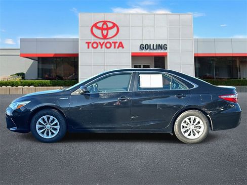 Used 2017 Toyota Camry LE image 2