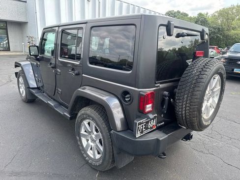 Used 2017 Jeep Wrangler Unlimited Sahara w/ Connectivity Group AWD/4WD image 7