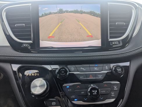 Used 2023 Chrysler Pacifica Limited w/ S Appearance Package image 25