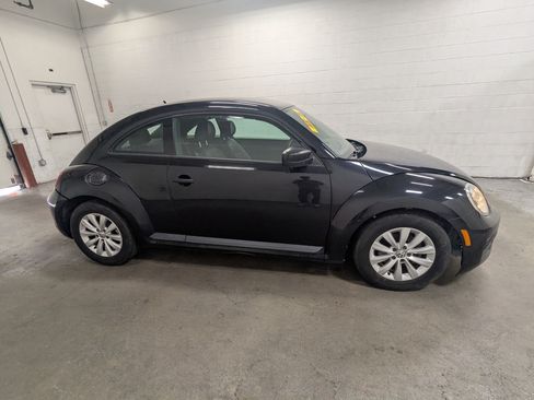 Used 2017 Volkswagen Beetle 1.8T Classic FWD image 3