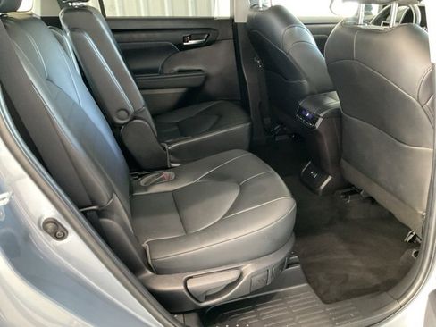 Used 2022 Toyota Highlander XLE image 26