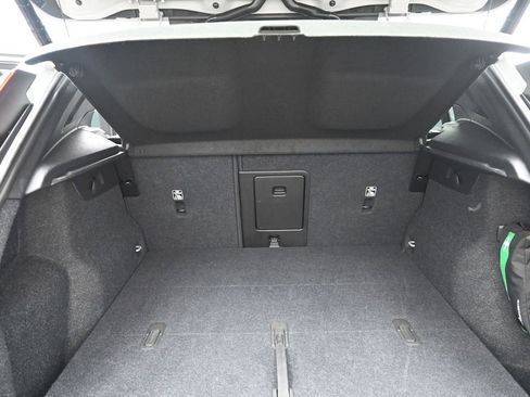 Used 2025 Volvo XC40 B5 Plus image 13