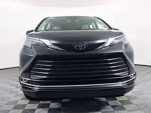 Used 2024 Toyota Sienna XLE w/ XLE Plus Package FWD image 2