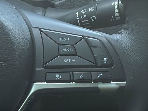 Used 2018 Nissan Rogue SV w/ Premium Package FWD image 26