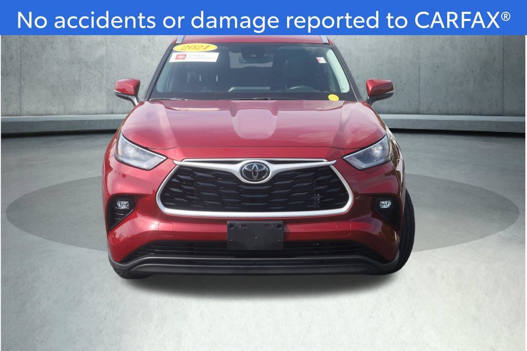 Certified 2021 Toyota Highlander XLE AWD/4WD image 2