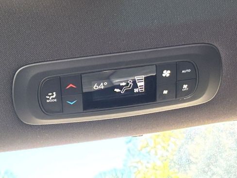 Used 2025 Chrysler Pacifica Select image 24