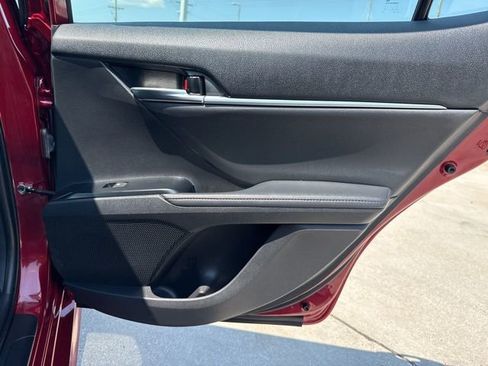 Used 2020 Toyota Camry XLE image 11