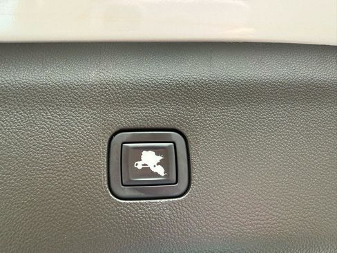 Used 2021 Buick Enclave Essence w/ Sport Touring Edition FWD image 17