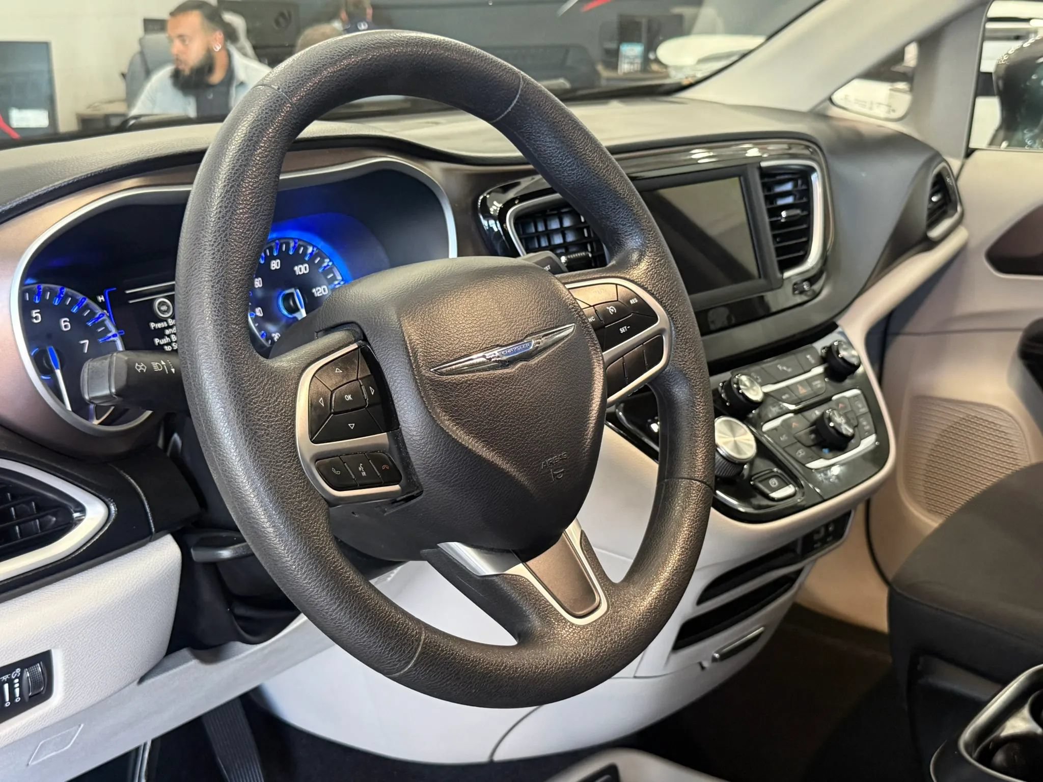 Used 2018 Chrysler Pacifica Touring Plus w/ Tire & Wheel Group FWD image 8