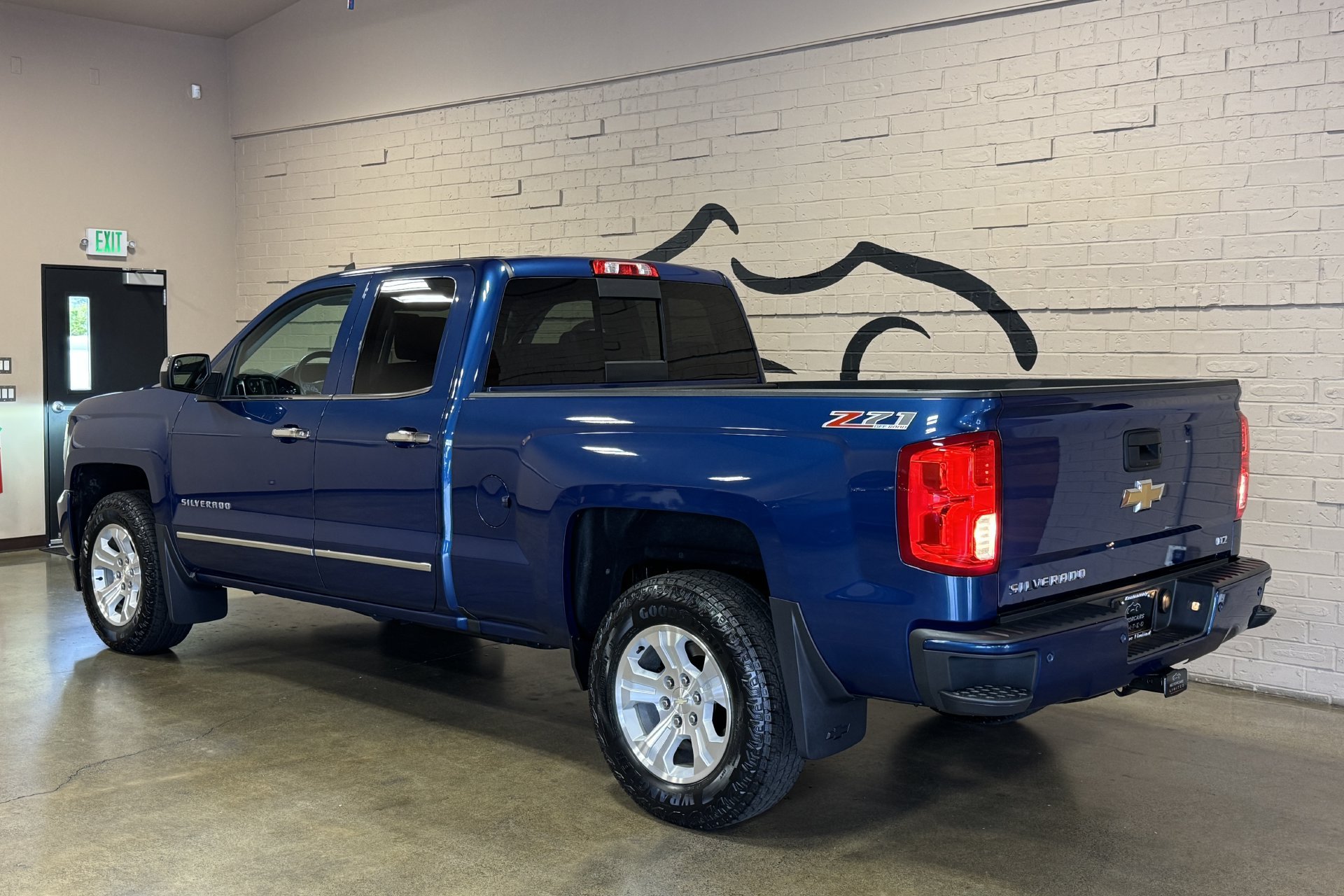Used 2017 Chevrolet Silverado 1500 LTZ Z71 w/ LTZ Plus Package AWD/4WD image 7