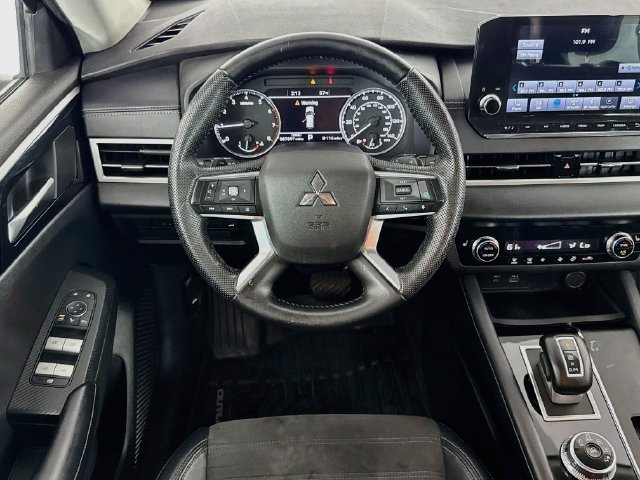 Used 2023 Mitsubishi Outlander SE FWD image 14