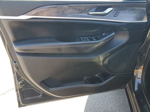 Used 2023 Jeep Grand Cherokee L Limited w/ Luxury Tech Group II image 8