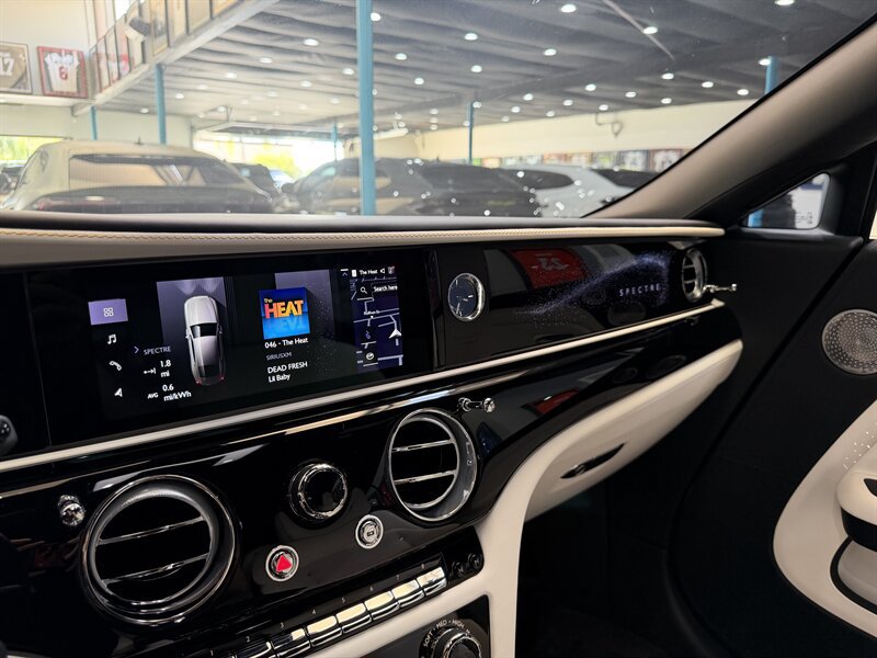 Used 2025 Rolls-Royce Spectre w/ Spectre Launch Package AWD/4WD image 17