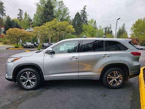 Used 2017 Toyota Highlander Plus AWD/4WD image 4