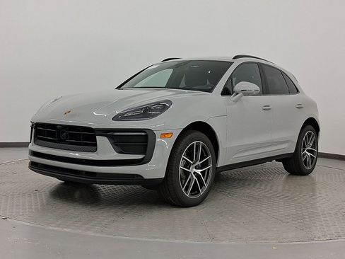 Used 2025 Porsche Macan image 1