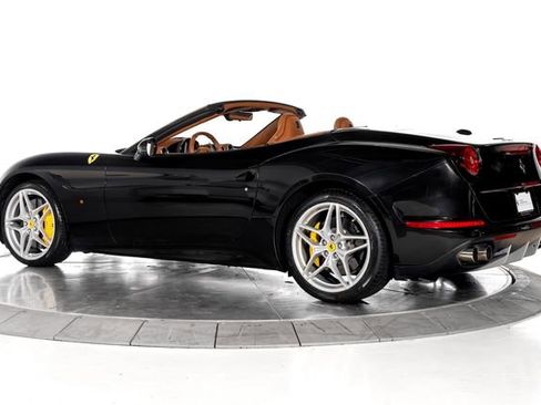 Used 2016 Ferrari California T RWD image 21