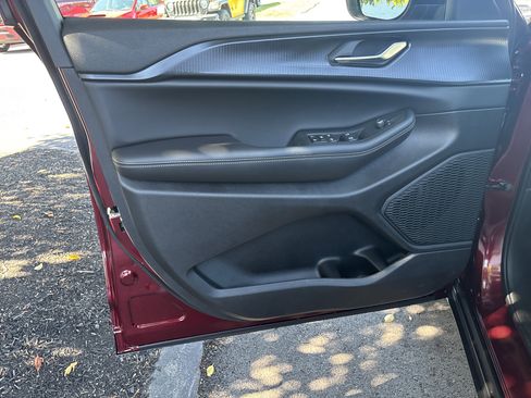 New 2025 Jeep Grand Cherokee Laredo X w/ Luxury Tech Group I image 15