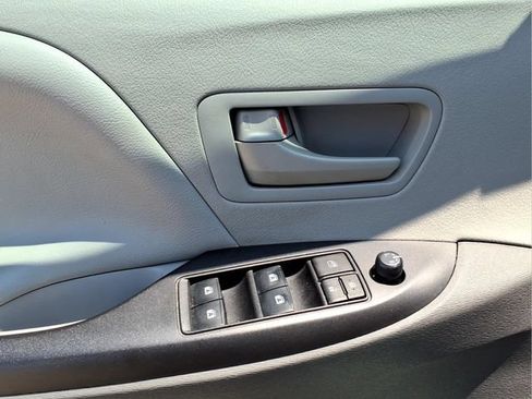 Used 2020 Toyota Sienna L FWD image 11