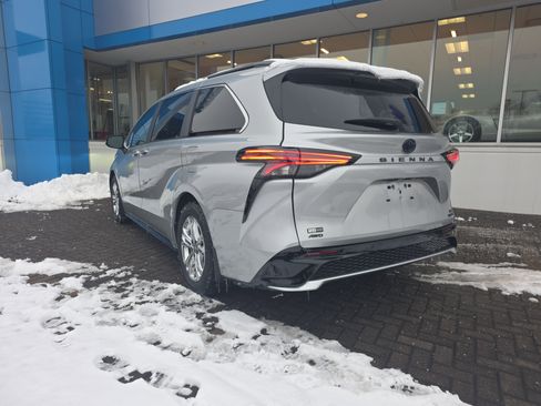 Used 2023 Toyota Sienna XSE image 3