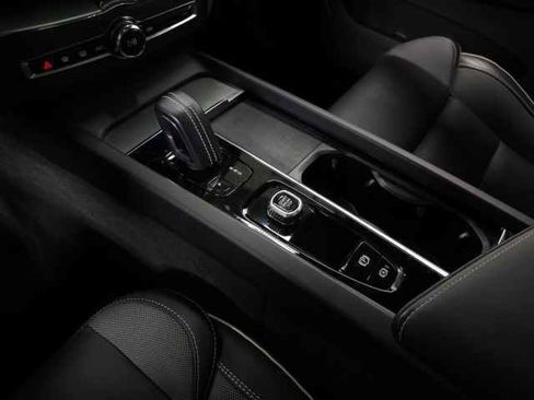 Used 2022 Volvo XC60 B5 R-Design w/ Advanced Package image 32