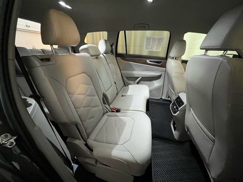 Certified 2025 Volkswagen Atlas SE image 24