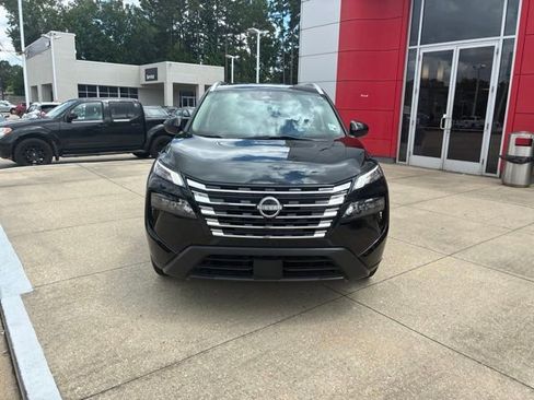 Used 2024 Nissan Rogue SV w/ SV Premium Package FWD image 2