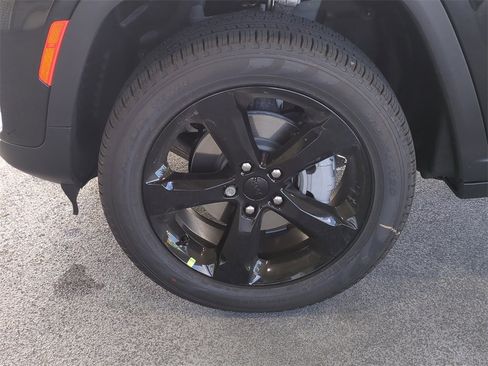 New 2025 Jeep Grand Cherokee Limited image 11