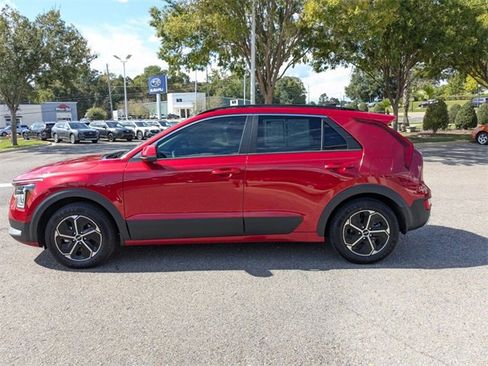 Used 2024 Kia Niro LX image 11