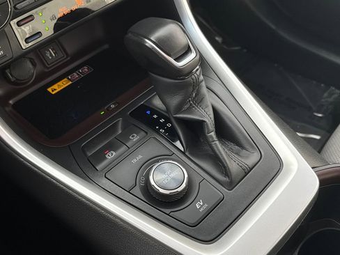 Used 2025 Toyota RAV4 Limited image 29