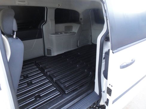 Used 2010 Dodge Grand Caravan FWD image 17