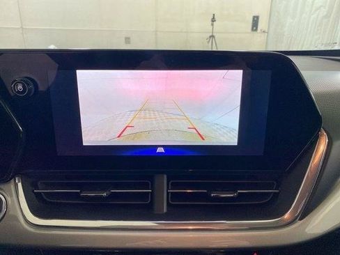 Used 2025 Chevrolet Trax LT FWD image 43