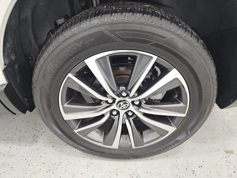 Certified 2021 Toyota Venza LE image 11