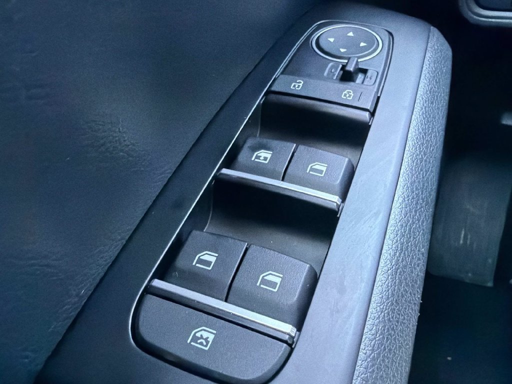Used 2025 Kia Soul LX w/ LX Technology Package FWD image 17