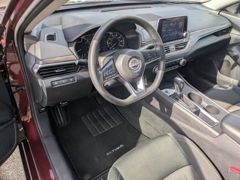 Used 2025 Nissan Altima 2.5 SV FWD image 9