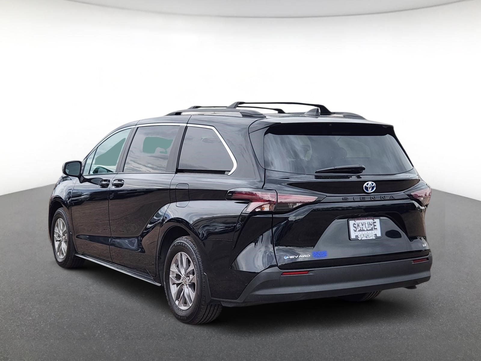 Used 2025 Toyota Sienna LE w/ LE Plus Package AWD/4WD image 4