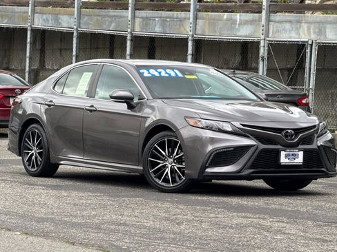 Used 2023 Toyota Camry SE image 2