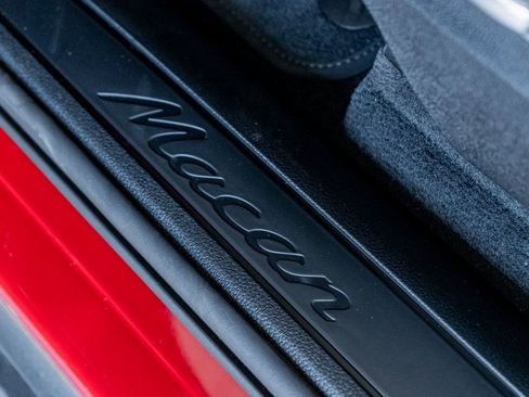 Certified 2025 Porsche Macan AWD/4WD image 19