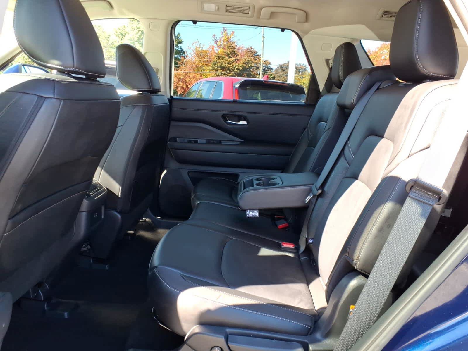 Used 2025 Nissan Pathfinder SL AWD/4WD image 13