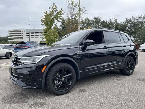 Certified 2024 Volkswagen Tiguan SE R-Line image 3