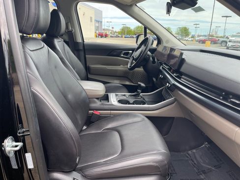 Used 2025 Kia Carnival FWD image 15