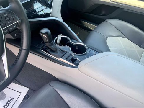 Used 2018 Toyota Camry XLE FWD image 17