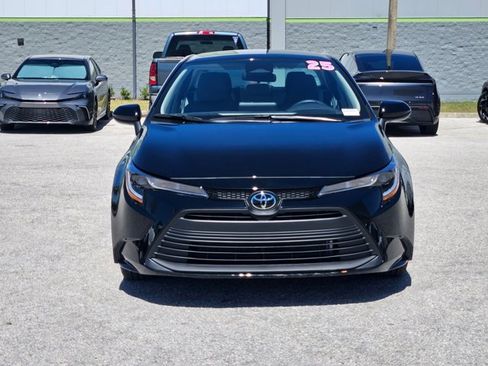 Used 2025 Toyota Corolla LE image 2