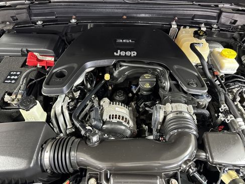 Used 2019 Jeep Wrangler Unlimited Sahara w/ Cold Weather Group AWD/4WD image 26