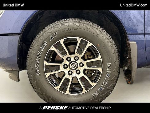 Used 2021 Nissan Titan SV w/ SV Convenience Package image 2