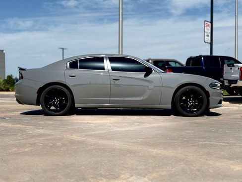 Used 2018 Dodge Charger SXT w/ Blacktop Package RWD image 7